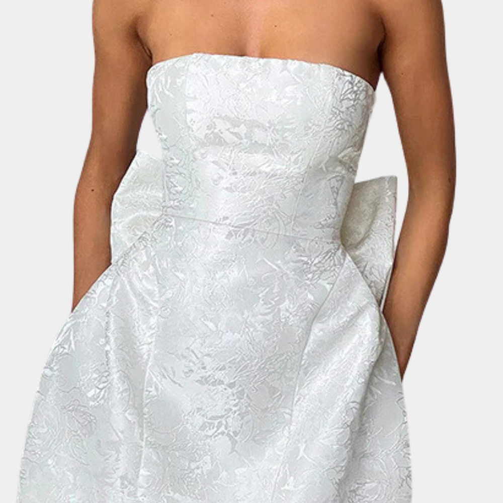 Amelia - Stilvolles trägerloses Cocktailkleid für die moderne Frau