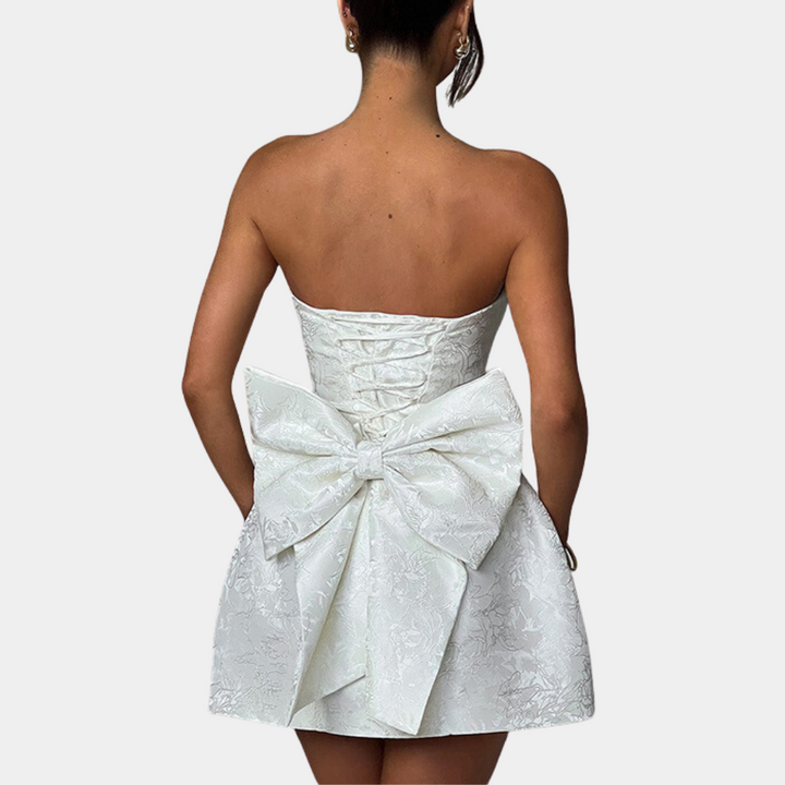 Amelia - Stilvolles trägerloses Cocktailkleid für die moderne Frau
